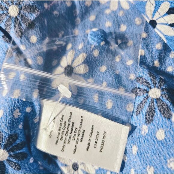 Talbots Petites Blue Flora Wrap Blouse Poet Sleeve V-Neck Flowers & Dots Size LP - Picture 14 of 16